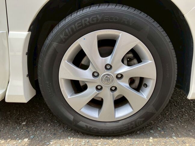 アルミホイールにも傷は無く。前の方が大切に乗られていたのが分かります。